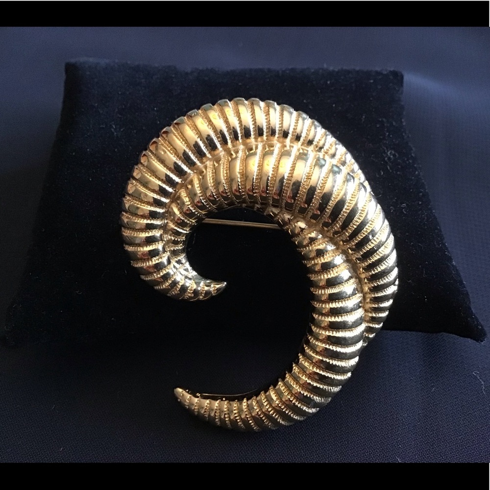 LARGE VINTAGE MONET TRIPLE RIBBED SWIRL BROOCH ESTATE